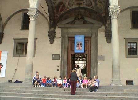 Bimbi della scuola Innocenti in piazza Santissima Annunziata