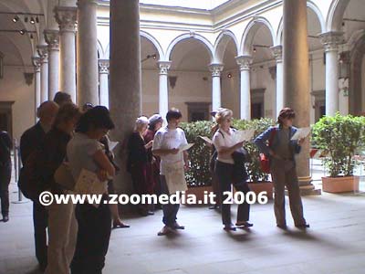 Lettori nel cortile di palazzo Strozzi