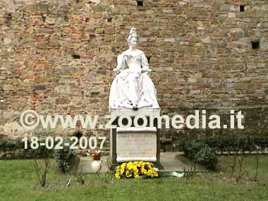 La statua di Anna Maria Luisa de Medici nel giardino adiacente alle Cappelle Medicee