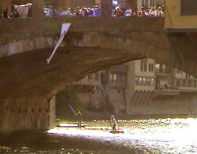 Il vento rende pi� difficoltoso girare sotto il Ponte Vecchio