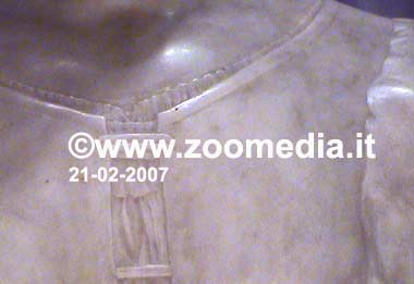 Particolare del busto in marmo di Marietta Strozzi che mostra la finezza, la cura e precisione  dei dettagli.