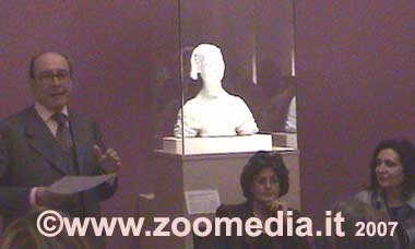 Conferenza stampa dinanzi a  Marietta Strozzi scultura di  Desiderio: 