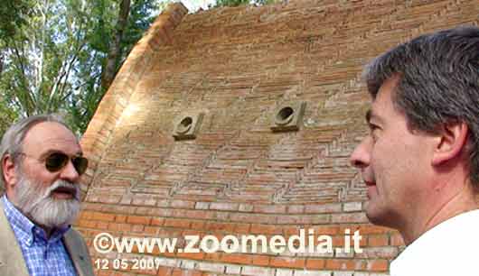 Domenici con l'architetto Massimo Ricci  e i mattoni "apparecchiati a spina di pesce"