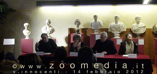 Conferenza stampa davanti ai busti antichi della collezione degli Uffizi