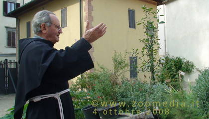 Padre Rosito benedice l'"olivino"