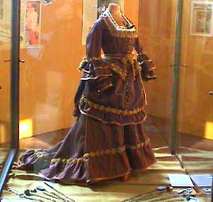 Modellino Vetrina espositiva con ricostruzione in miniatura di abbigliamento e accessori