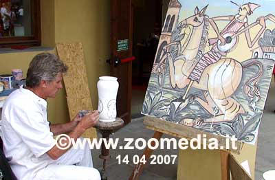 Eugenio Taccini mentre decora le sue ceramiche