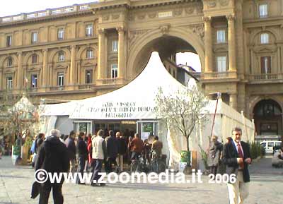 I visitatori attratti dallo stand in piazza della Repubblica