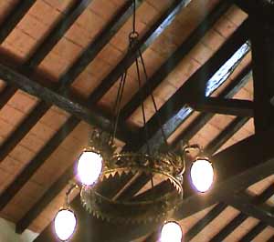 Il lampadario della chiesa di Barbiana, esempio di ferro battuto